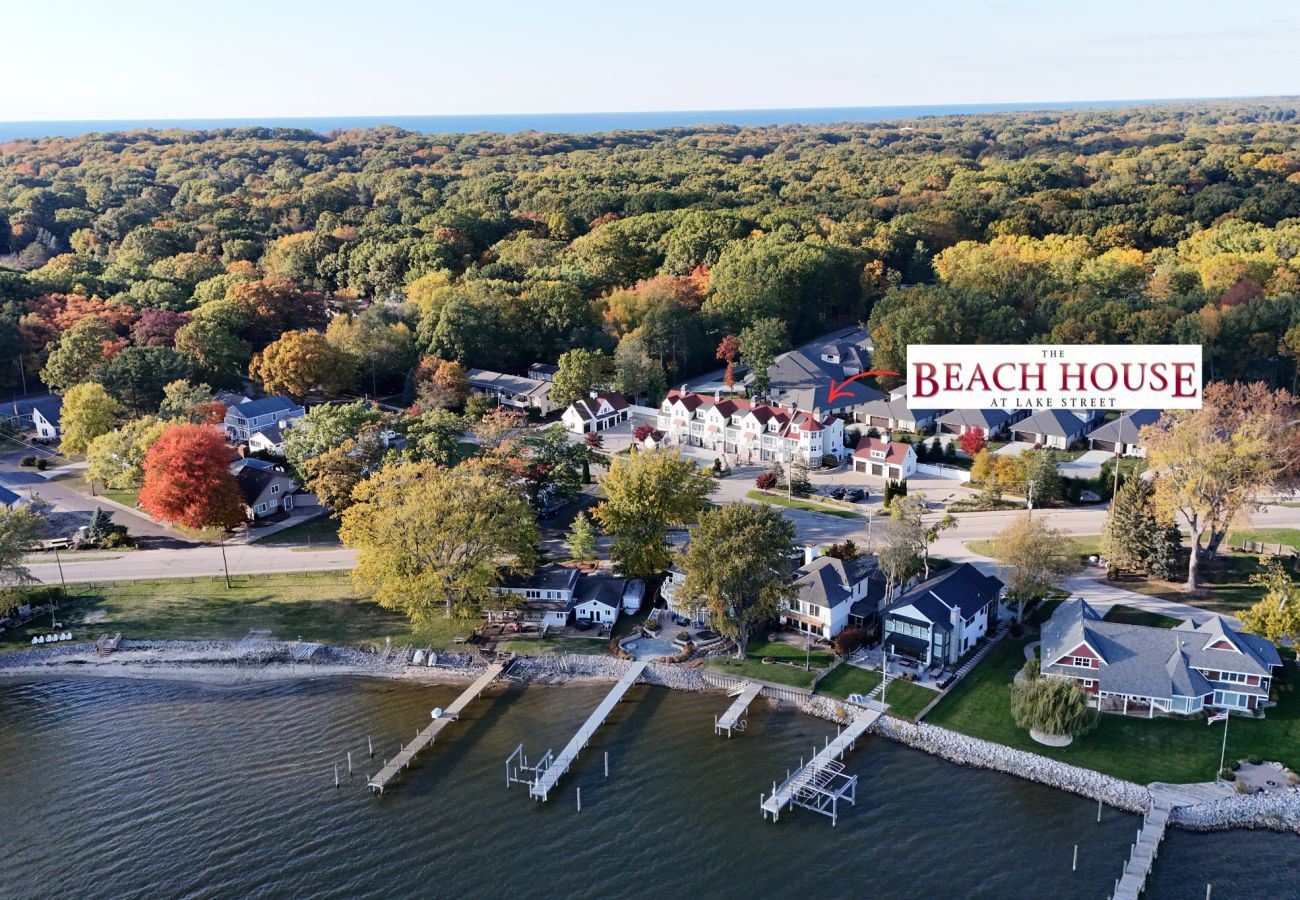 Townhouse in Holland - Upscale 3BR Townhome Sleeps 10 | Pool, Hot Tub, Golf, Near Lake MI