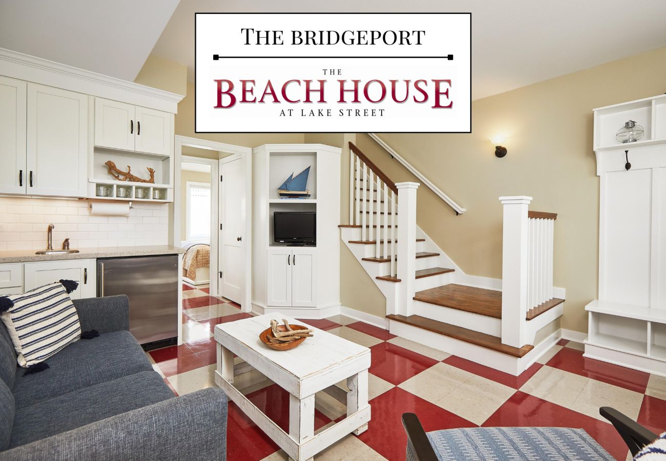 Townhouse in Holland - Beachy 2BR + Loft Townhome Sleeps 8 | Pool, Hot Tub, Golf, Near Lake MI