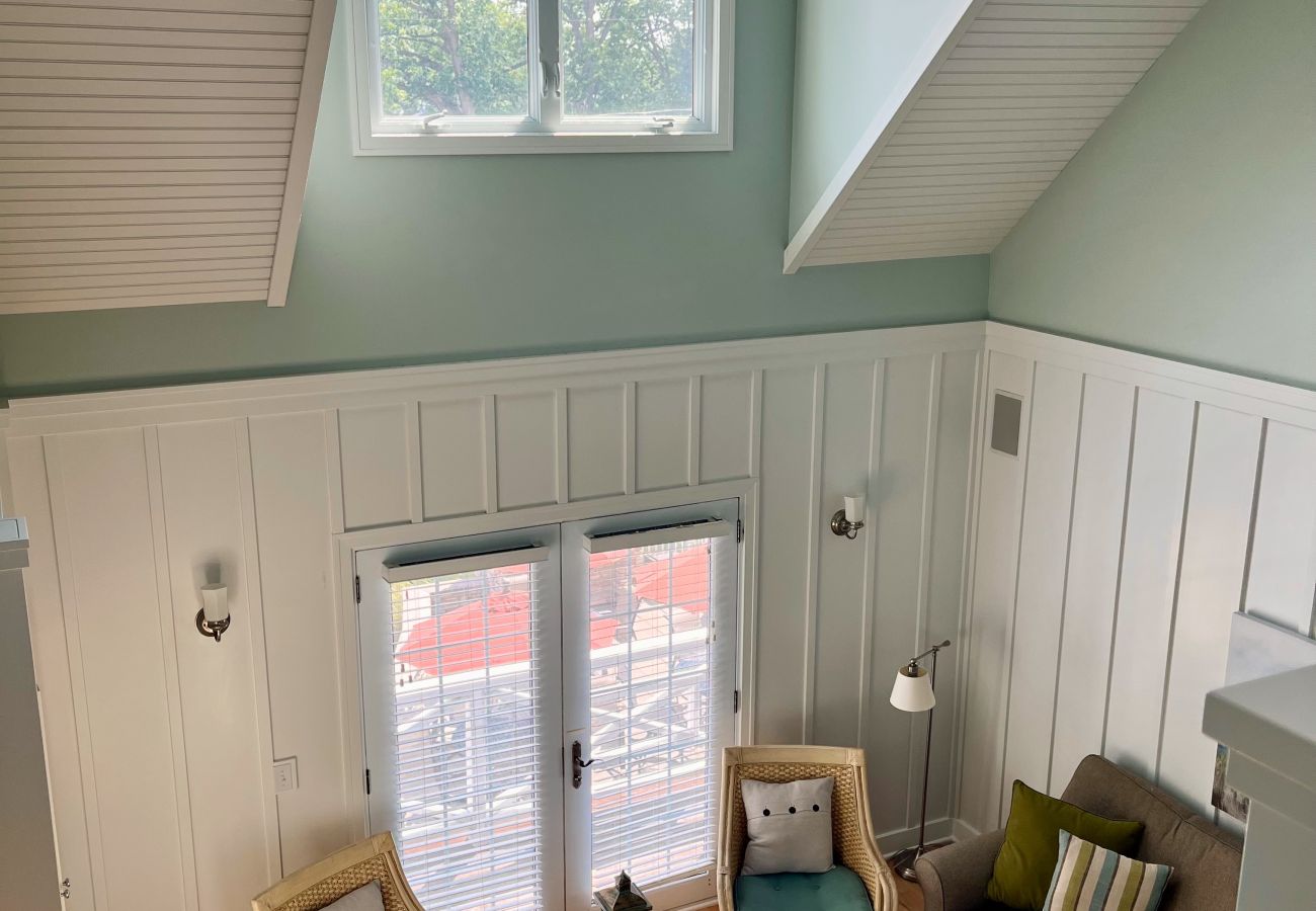 Townhouse in Holland - 2BR Beachy Townhome Sleeps 8 | Pool, Hot Tub, Free Golf, Near Lake MI