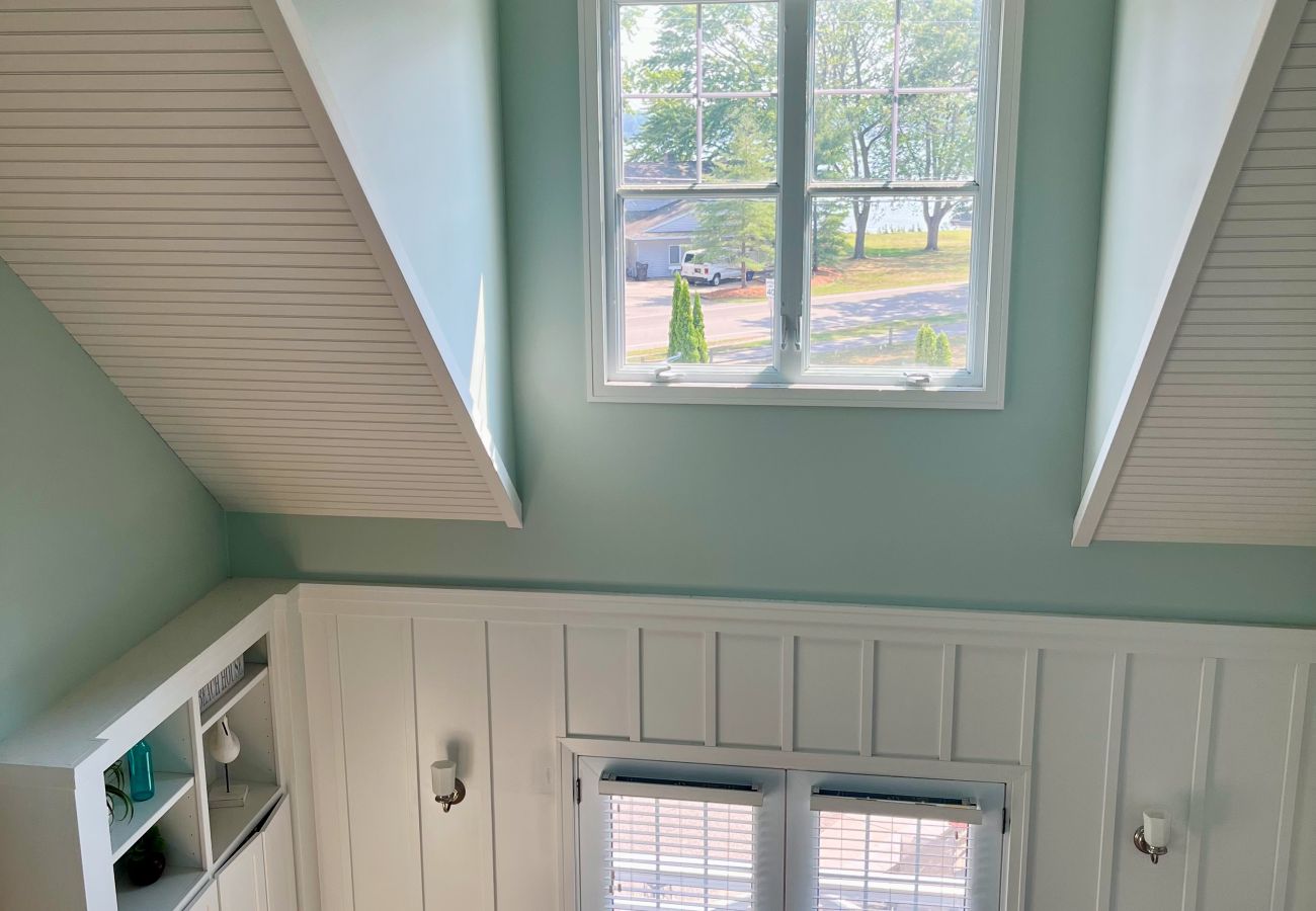 Townhouse in Holland - 2BR Beachy Townhome Sleeps 8 | Pool, Hot Tub, Free Golf, Near Lake MI