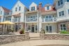 Townhouse in Holland - 2BR Beachy Townhome Sleeps 8 | Pool, Hot Tub, Free Golf, Near Lake MI