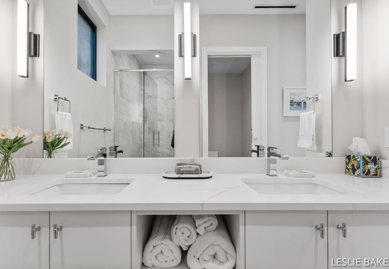 Condominium in Holland - Downtown Holland Getaway - Modern Luxury Condo