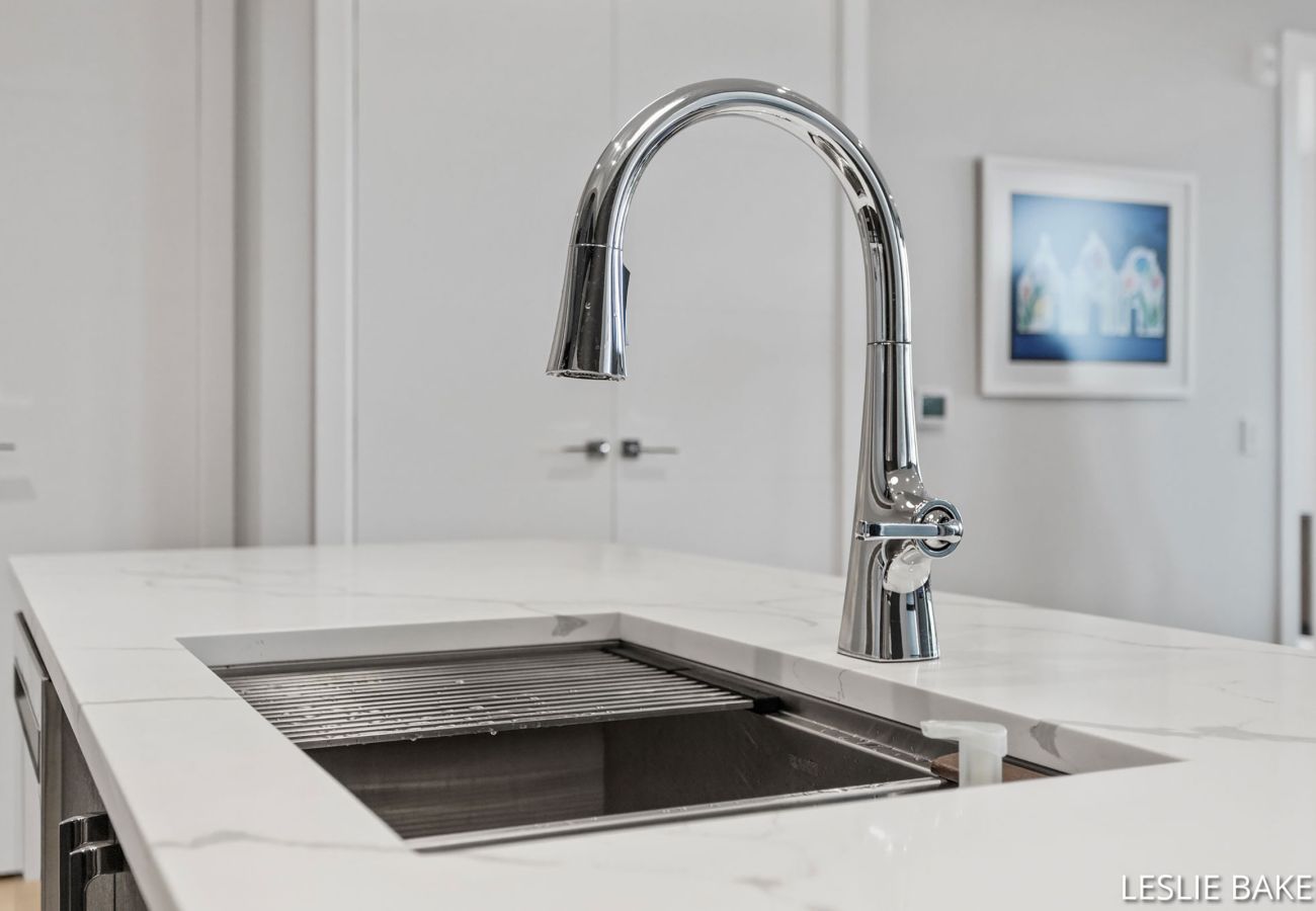 Condominium in Holland - Downtown Holland Getaway - Modern Luxury Condo