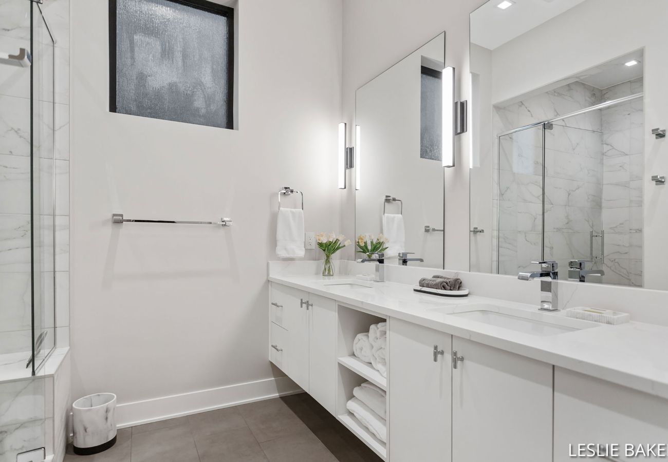 Condominium in Holland - Downtown Holland Getaway - Modern Luxury Condo