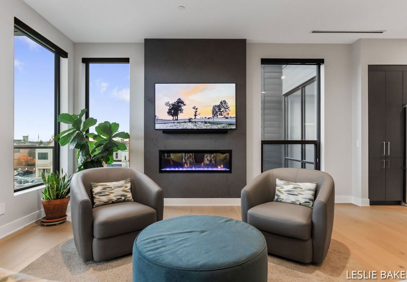 Condominium in Holland - Downtown Holland Getaway - Modern Luxury Condo