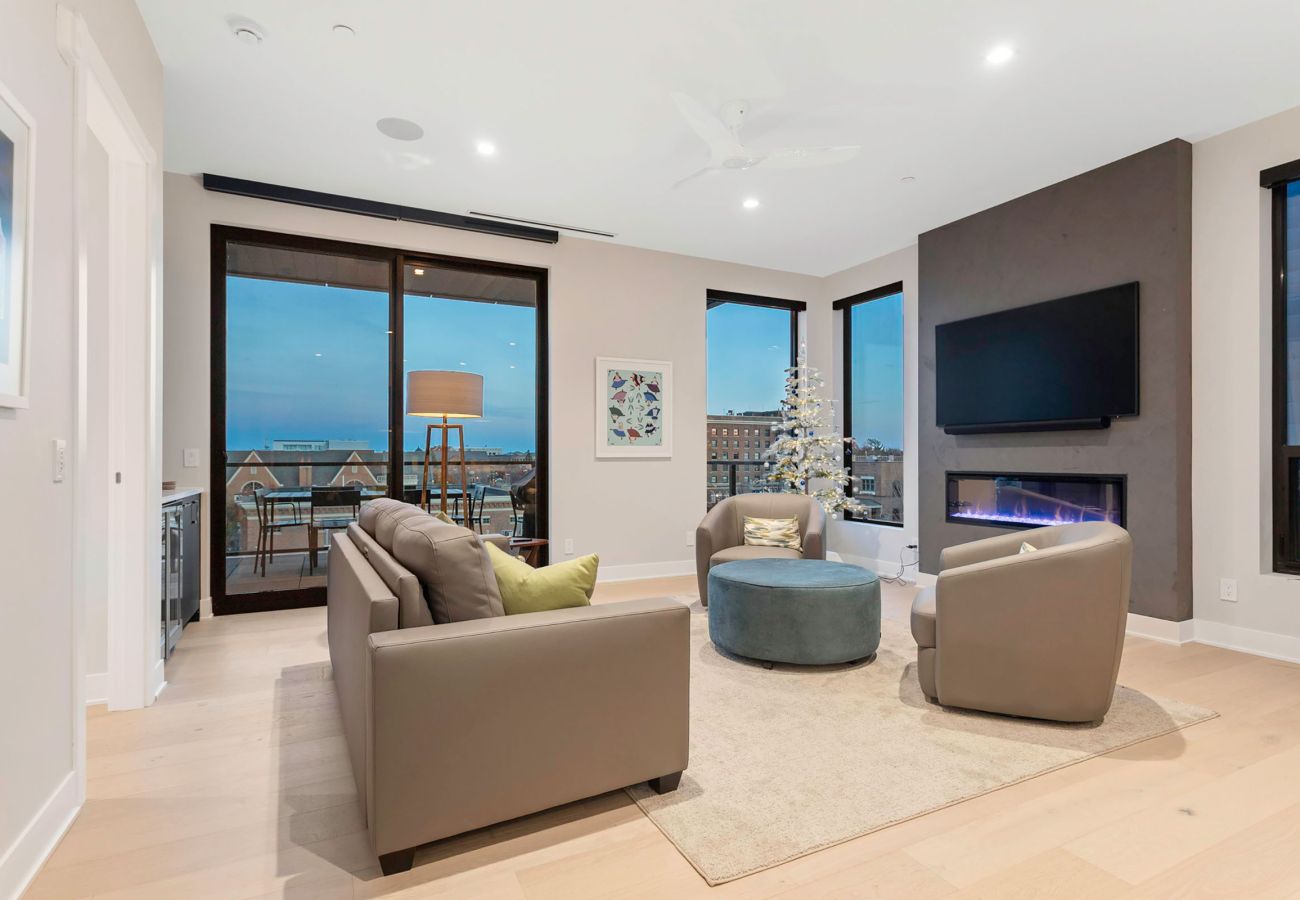 Condominium in Holland - Downtown Holland Getaway - Modern Luxury Condo