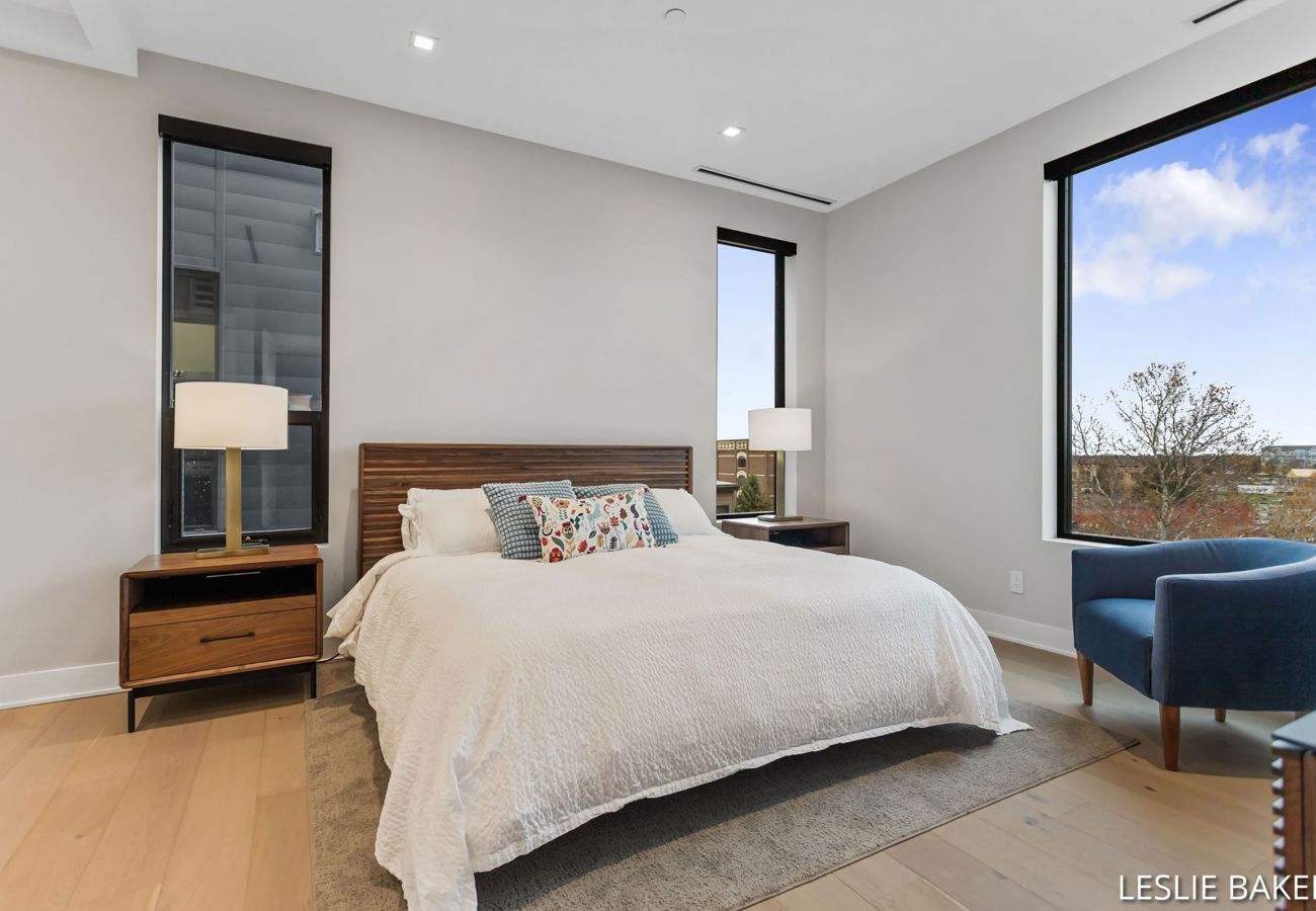Condominium in Holland - Downtown Holland Getaway - Modern Luxury Condo