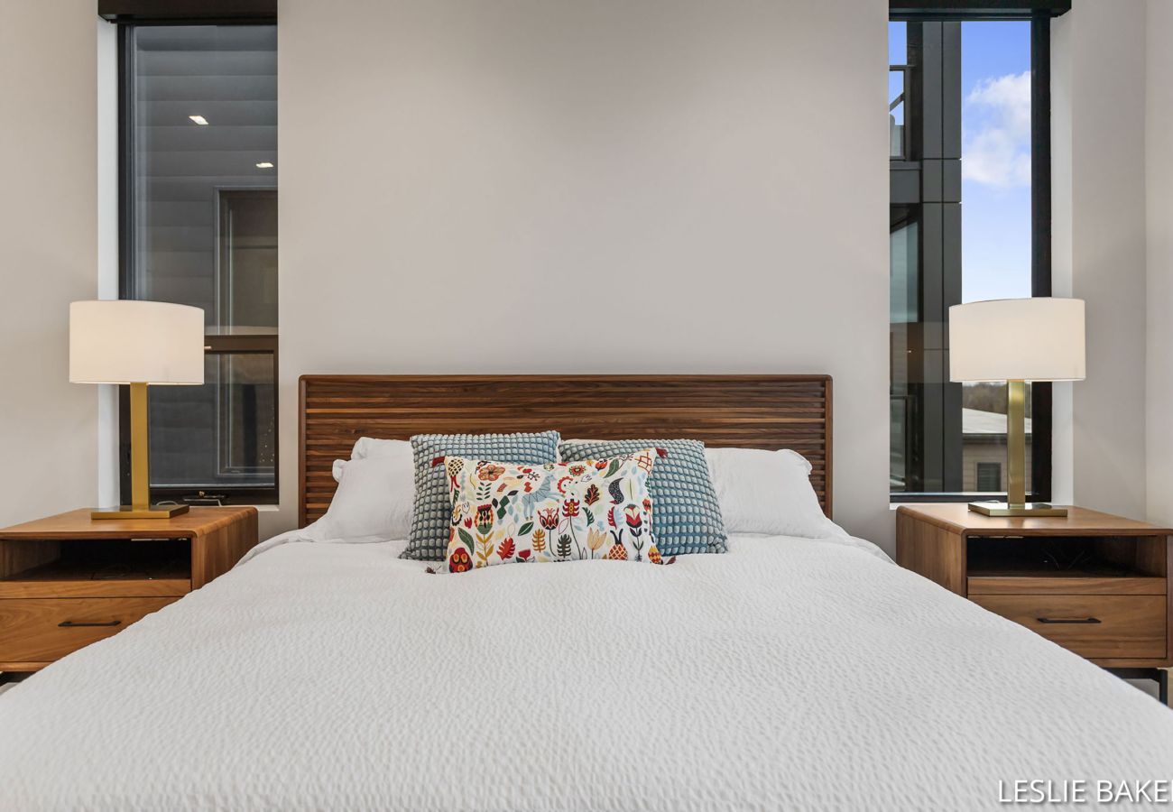 Condominium in Holland - Downtown Holland Getaway - Modern Luxury Condo