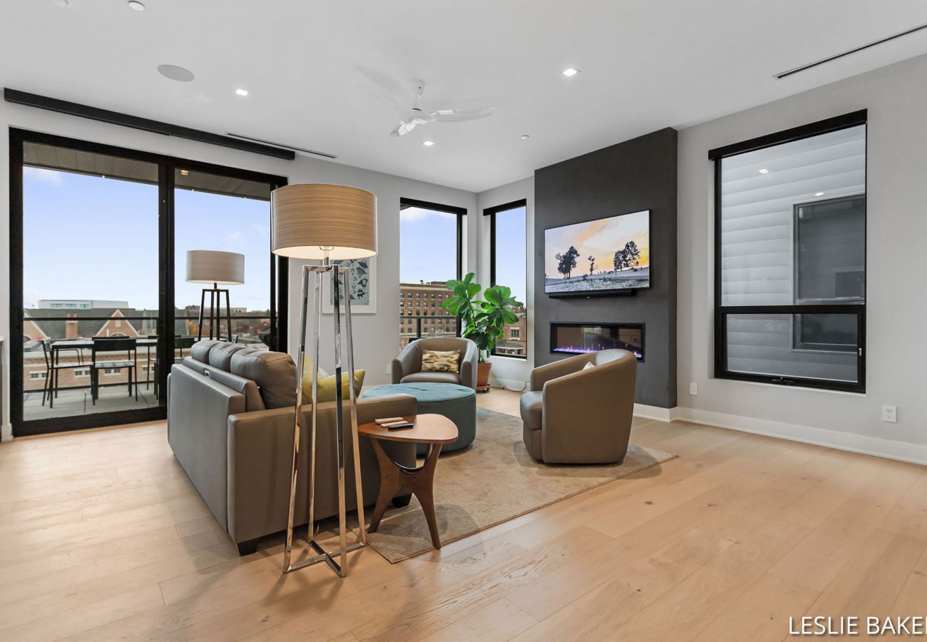 Condominium in Holland - Downtown Holland Getaway - Modern Luxury Condo