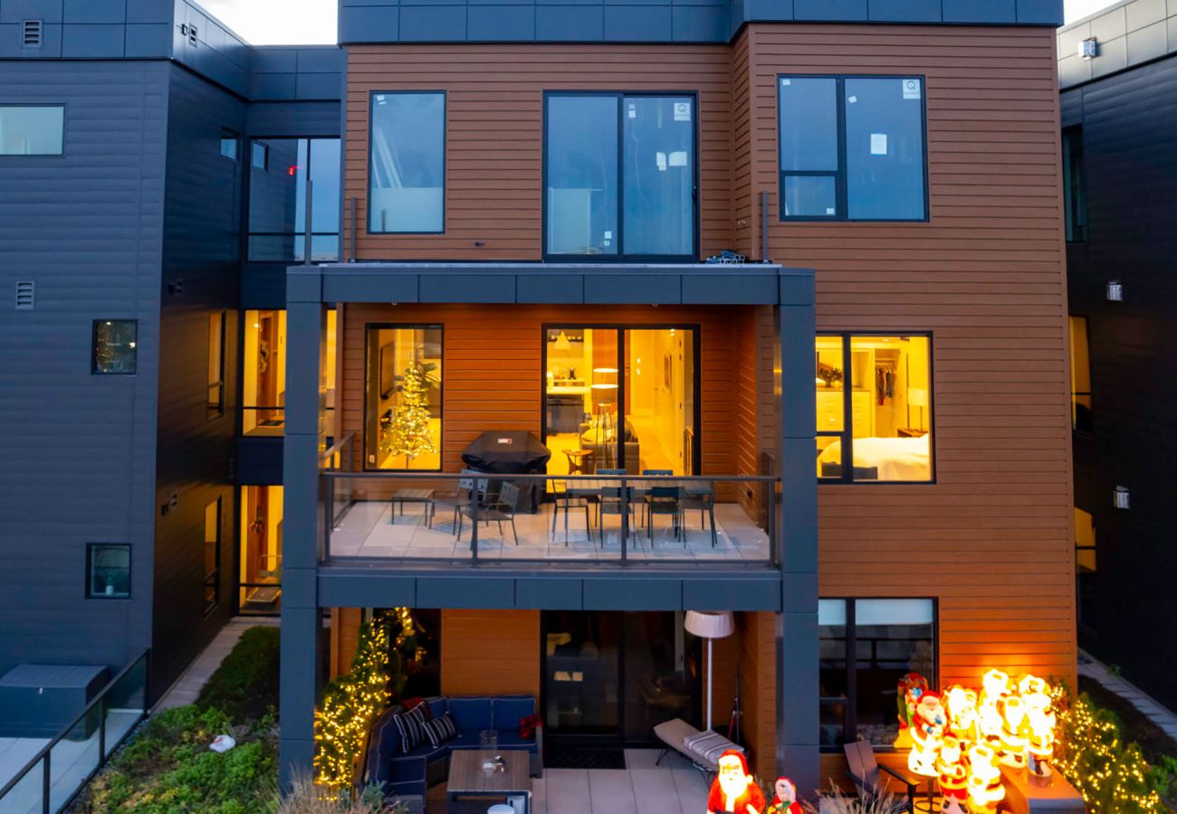Condominium in Holland - Downtown Holland Getaway - Modern Luxury Condo
