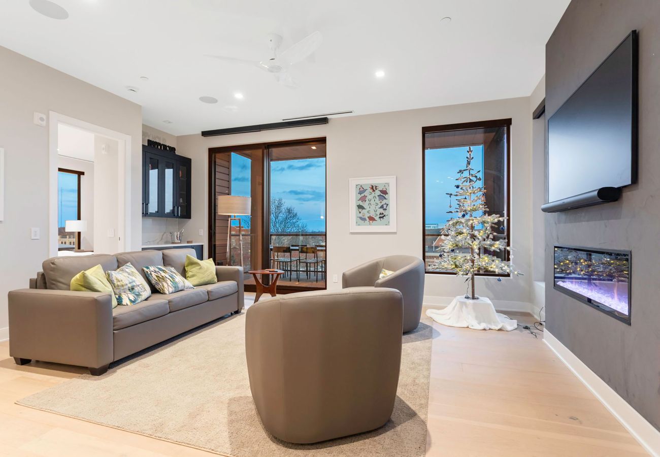 Condominium in Holland - Downtown Holland Getaway - Modern Luxury Condo