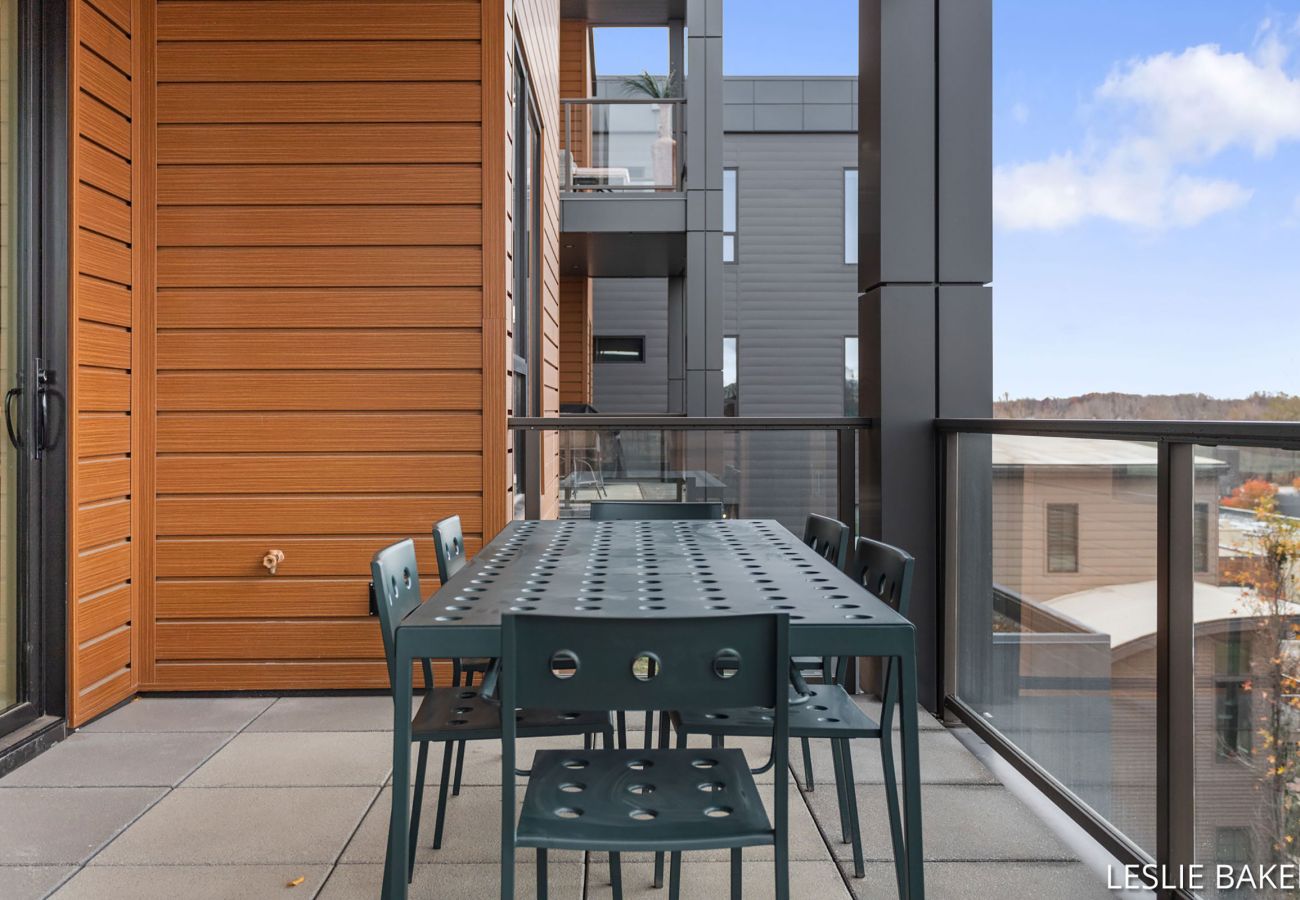 Condominium in Holland - Downtown Holland Getaway - Modern Luxury Condo