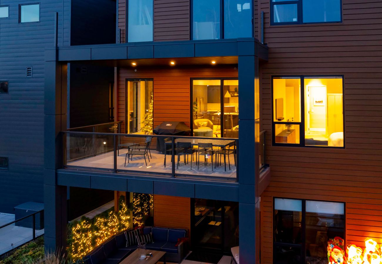 Condominium in Holland - Downtown Holland Getaway - Modern Luxury Condo