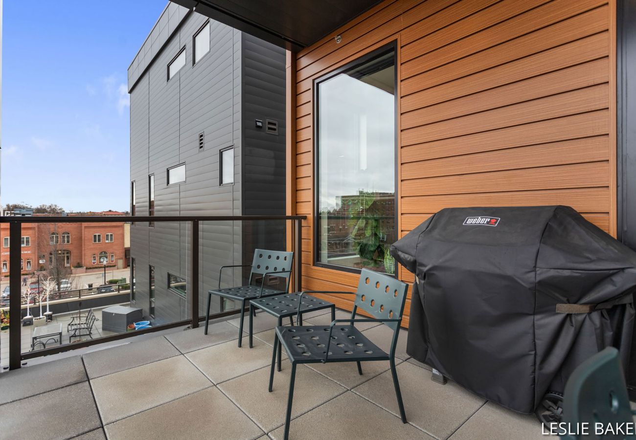 Condominium in Holland - Downtown Holland Getaway - Modern Luxury Condo