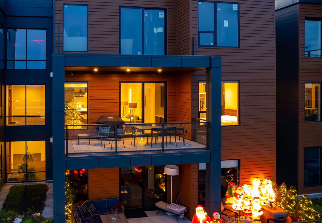 Condominium in Holland - Downtown Holland Getaway - Modern Luxury Condo