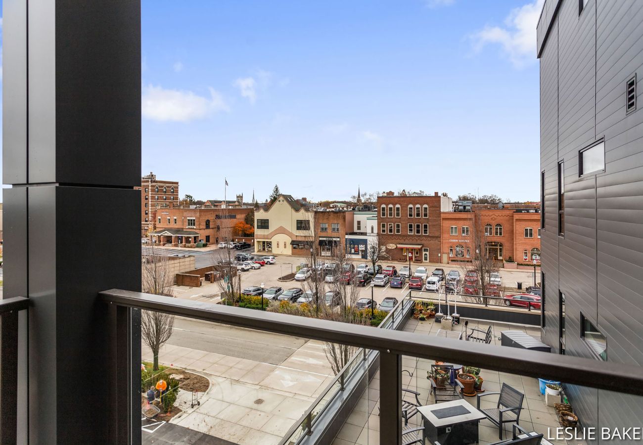 Condominium in Holland - Downtown Holland Getaway - Modern Luxury Condo