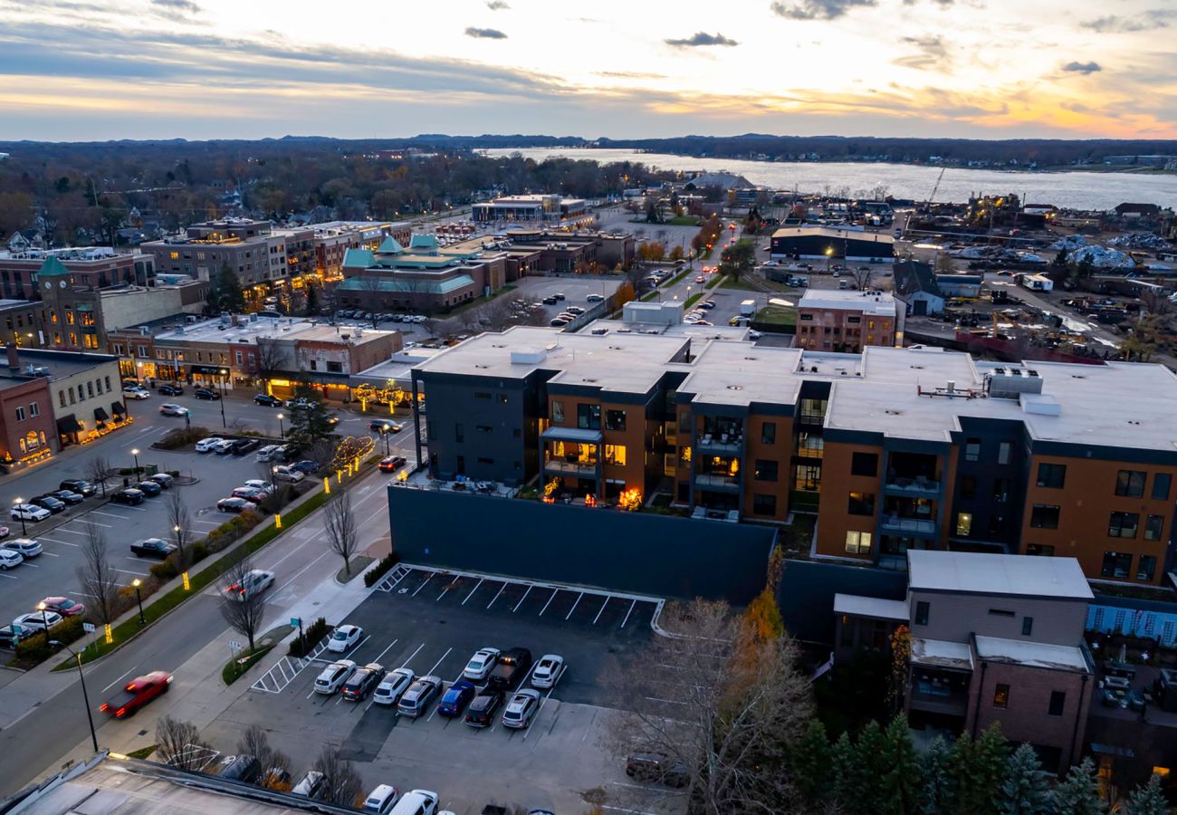 Condominium in Holland - Downtown Holland Getaway - Modern Luxury Condo