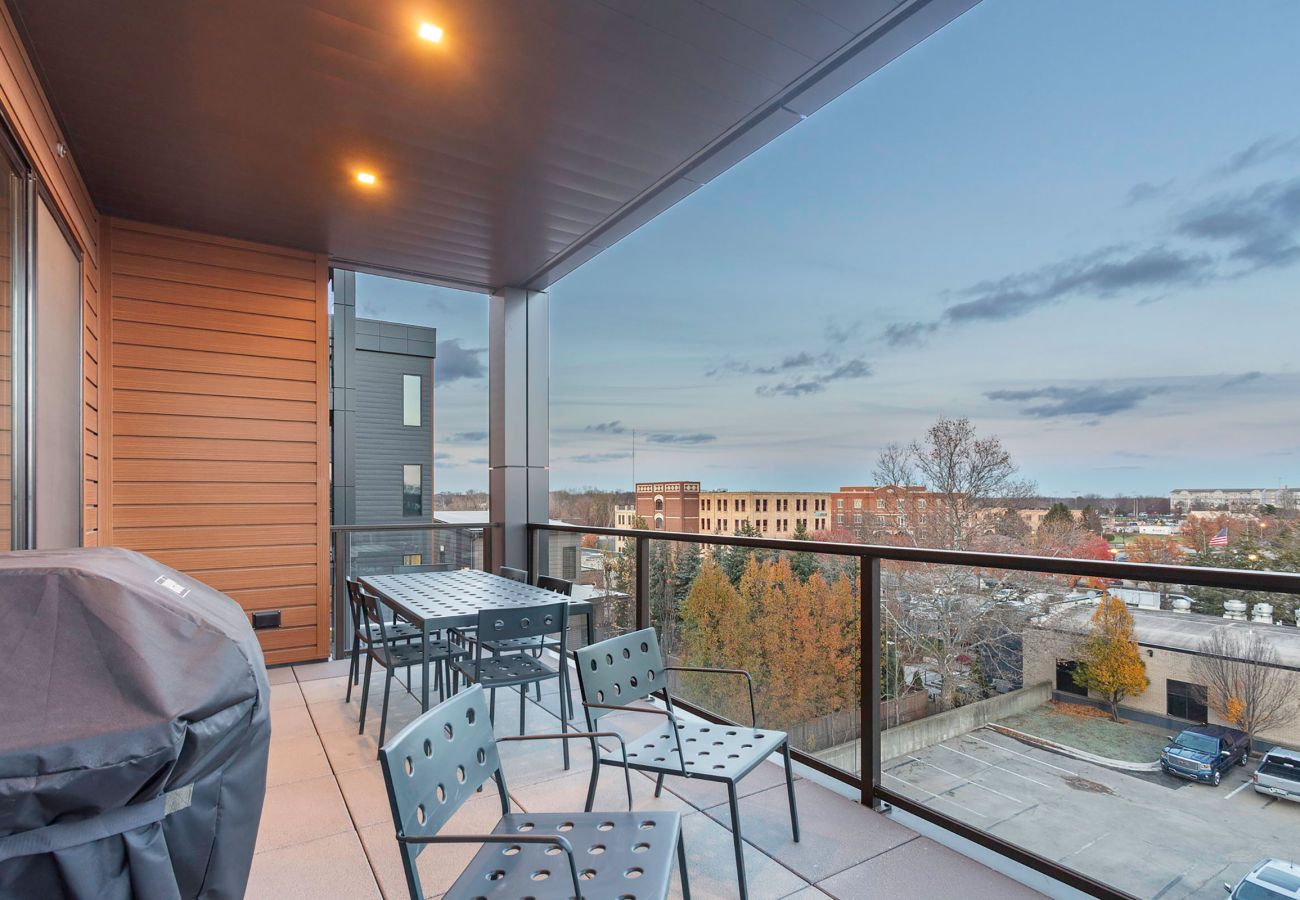 Condominium in Holland - Downtown Holland Getaway - Modern Luxury Condo