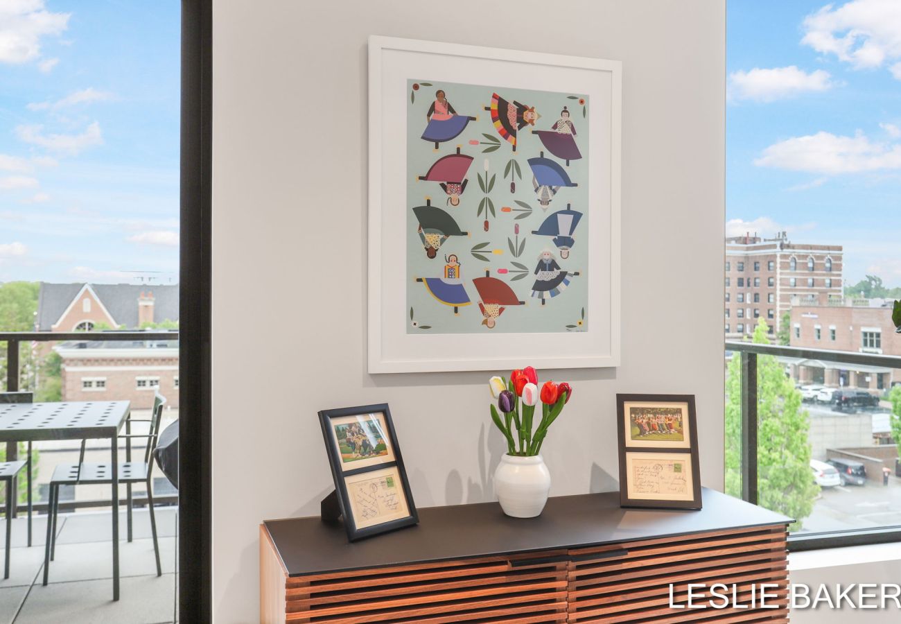 Condominium in Holland - Downtown Holland Getaway - Modern Luxury Condo