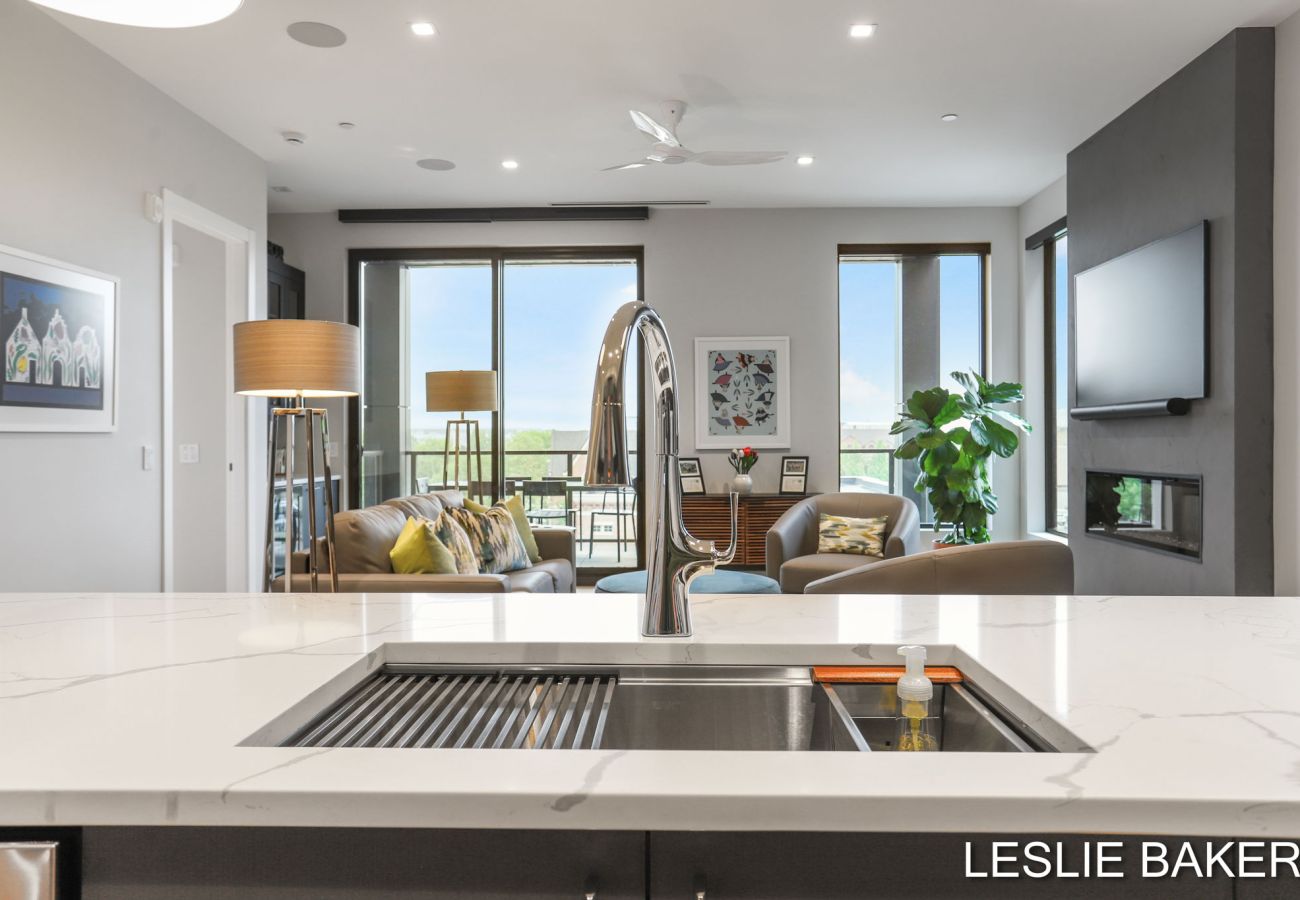 Condominium in Holland - Downtown Holland Getaway - Modern Luxury Condo